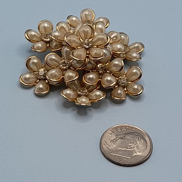 Vintage Coro Faux Pearl Flower Brooch, Clear Rhinestones, 1950s, 2 Inches - Picture 11 of 12